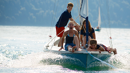 Summer School Schüler auf dem Segelboot