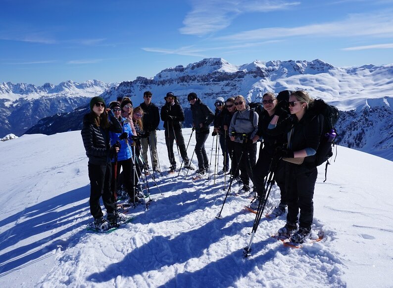 Gruppenfoto einer Outdoorgruppe in den Bergen auf der zweiten Exkursion 