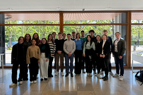 Gruppenfoto der Kollegiatinnen und Kollegiaten bei ihrem Besuch des Bundesverfassungsgerichtes in Karlsruhe. 