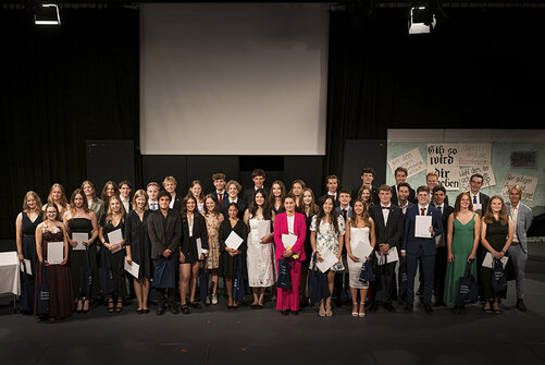 Gruppenfoto festlich gekleideter Kollegiat:innen bei der Abschlussveranstaltung.