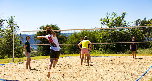 Mehrere Kollegiaten spielen Volleyball auf dem Campus Härlen am Salem Kolleg in Überlingen.