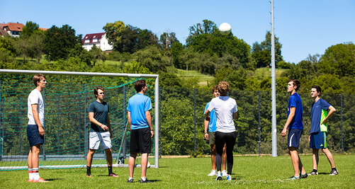 Mehrere Kollegiaten spielen Fussball auf dem Sportplatz des Salem Kolleg in Überlingen.