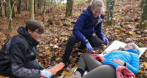 Kollegiaten beim Outdoor Erste Hilfe Workshop 