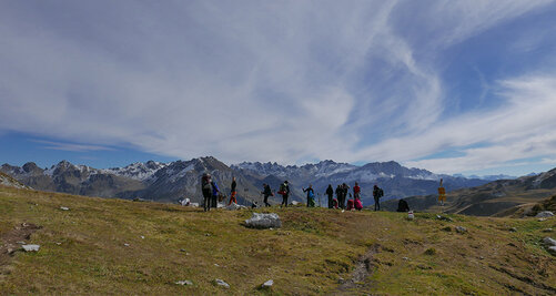 Kollegiaten genießen den Ausblick beim Wandern auf der Outdoor Exkursion 