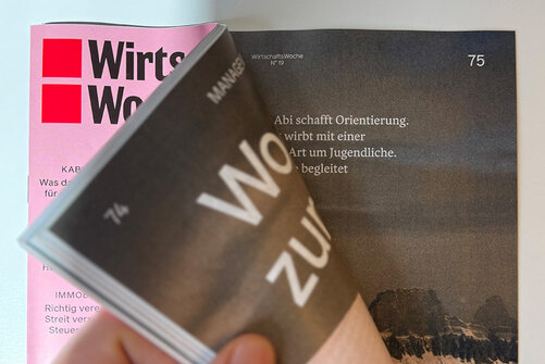 Die Wochenzeitung Wirtschaftswoche wird aufgeklappt. Auf Seite 75 ist eine Reportage über Das Salem Kolleg zu sehen.