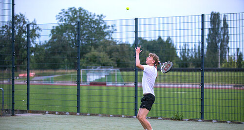 Ein Kollegiate des Salem Kolleg macht einen Tennisaufschalg am Campus Härlen in Überlingen.