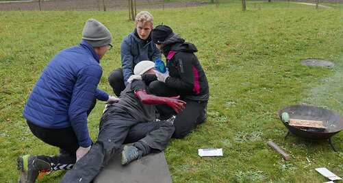 Kollegiaten beim Outdoor Erste Hilfe Workshop