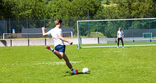 Kollegiaten spielen Fußball am Campus Härlen des Salem Kolleg in Überlingen.