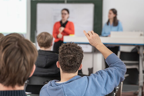 Kollegiat meldet sich im Workshop zum Thema Bewerbungen