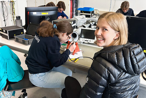 Kollegiat:innen löten an elektronischem Würfel in einem Raum der HTWG Konstanz.