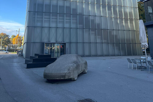 Betonskulptur eines Autos vor dem Kunsthaus Bregenz