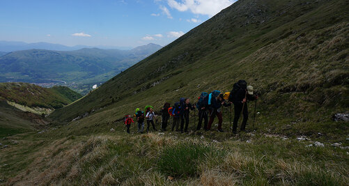 Kollegiaten wandern auf der Outdoor Exkursion den Berg hoch