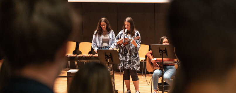 Sommerkollegiaten musizieren auf der Bühne 