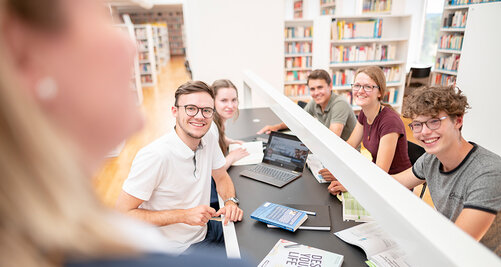 Mehrere Kollegiat:innen beim Lernen und Austausch in der Bibliothek auf dem Campus Härlen des Salem Kollegs in Überlingen. 