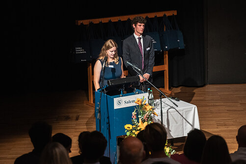 Alumna Romy und Alumnus Luca begrüßen die neuen Kollegiatinnen und Kollegiaten