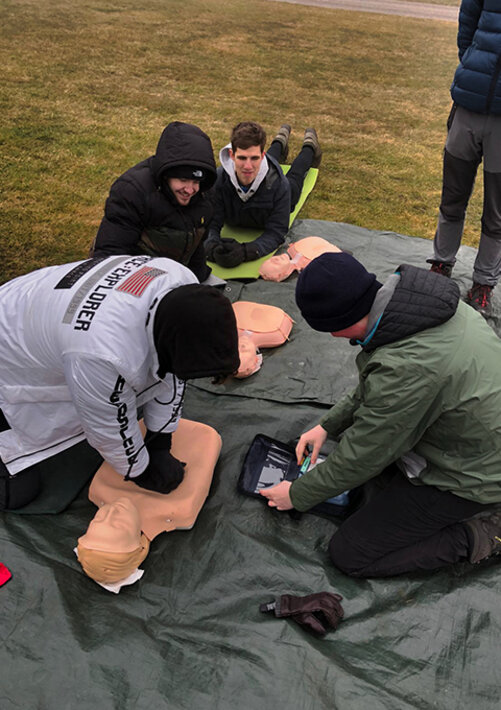 Kollegiaten üben beim Erste Hilfe Workshop die Wiederbelebung 