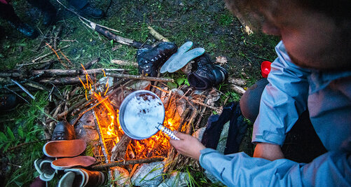 Salem Kollegiaten kochen auf der Outdoor Exkursion über einem Lagerfeuer 