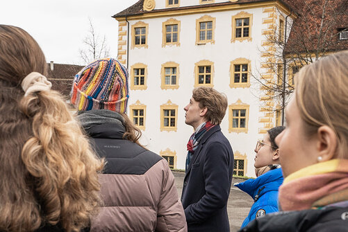 Kollegiat:innen bei Besichtigung der Schloss Schule Salem vor einem Schulgebäude