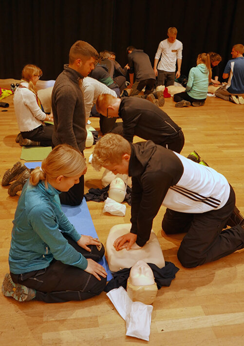 Kollegiaten üben Wiederbelebung beim Erste Hilfe Workshop 