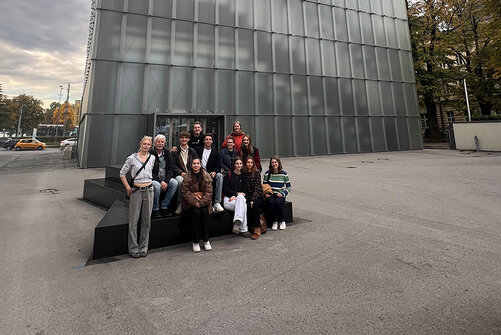 Gruppe von Kollegiat:innen vor dem Eingang des Kunsthauses Bregenz.