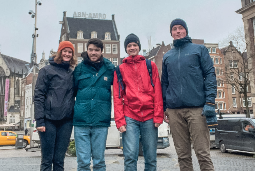 Vier Kollegiat:innen stehen, im Rahmen ihrer Projektreise, in der Altstadt von Zandvoort. Zandvoort ist eine Stadt, die 30km westlich von Amsterdam liegt. 