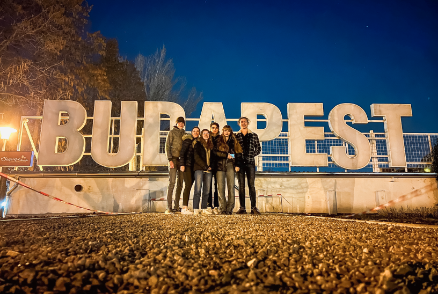 Gruppenbild der Kollegiat:innen in Budapest im Rahmen ihrer Projektreise am Salem Kolleg.