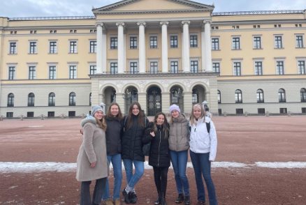 Gruppenbild der Projektgruppe, bestehend aus sechs Kollegiatinnen, in Oslo.