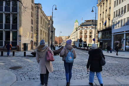 Drei Kollegiatinnen auf einem Stadtrundgang in Oslo.