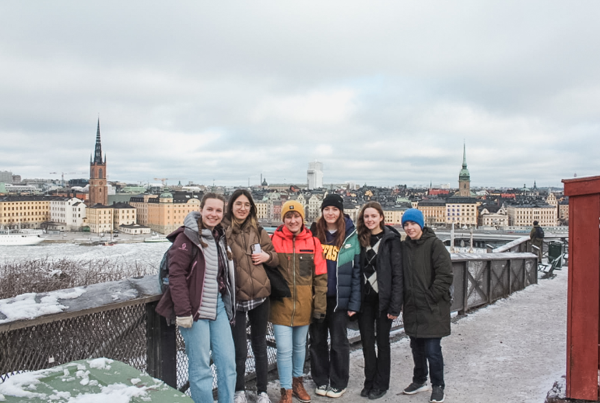 Gruppenfoto von Kollegiat:innen mit Aussicht auf Stockholm