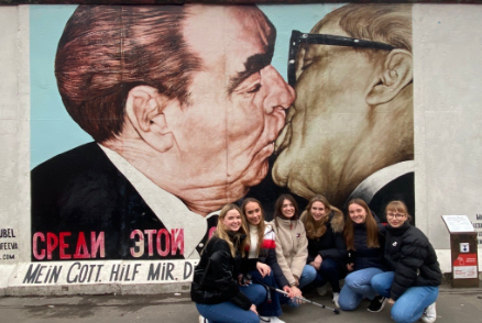 Gruppenfoto der Kollegiatinnen vor der Berliner Mauer. 