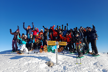 Gruppenbild der Kollegiat:innen am Gipfel in den Schweizer Alpen. 