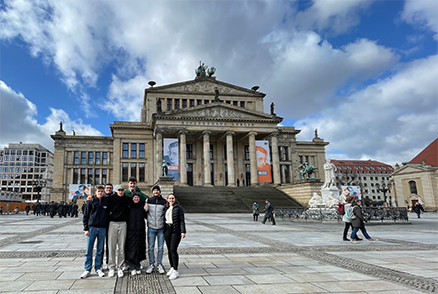 Ein Gruppenbild der Kollegiat:innen vor dem Konzerthaus in Berlin. 