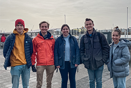 Gruppenbild der Kollegiat:innen vor dem Hamburger Hafen. 