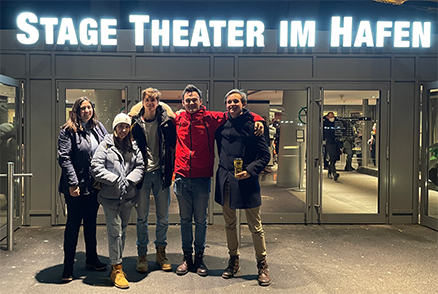 Gruppenbild der Kollegiat:innen vor dem 'Stage Theater im Hafen' in Hamburg. 