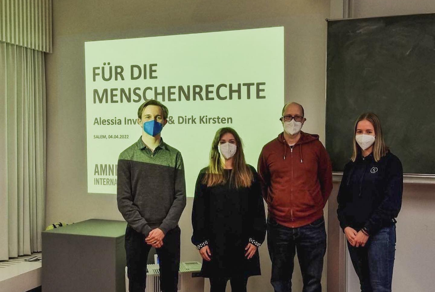 Gruppenbild der Kollegiat:innen und der Bezirksleiter:in des Amnesty International Bodensee Bezirks nach Ihrem Vortrag über Menschenrechte.  