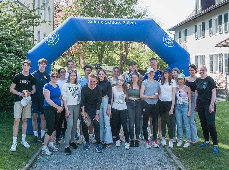 Ein Gruppenfoto der Kollegiat:innen beim Benefizlauf für die Ukraine.