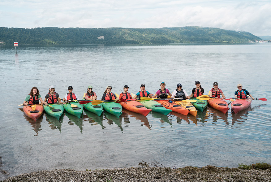 zwölf Kajaks und Kollegiat:innen in einer Reihe auf dem Bodensee