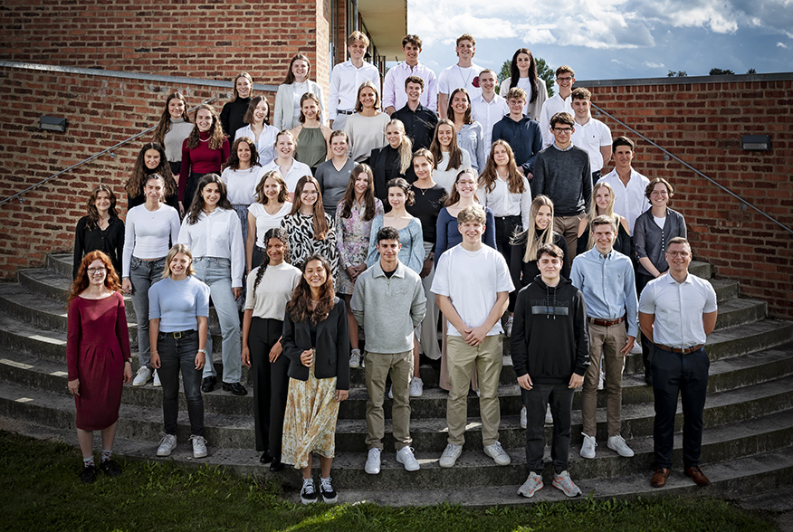 Gruppenfoto Salem Kolleg Orientierungsjahr 2022 2023 auf der Treppen zum Speisesaal des Campus Härlen in Überlingen
