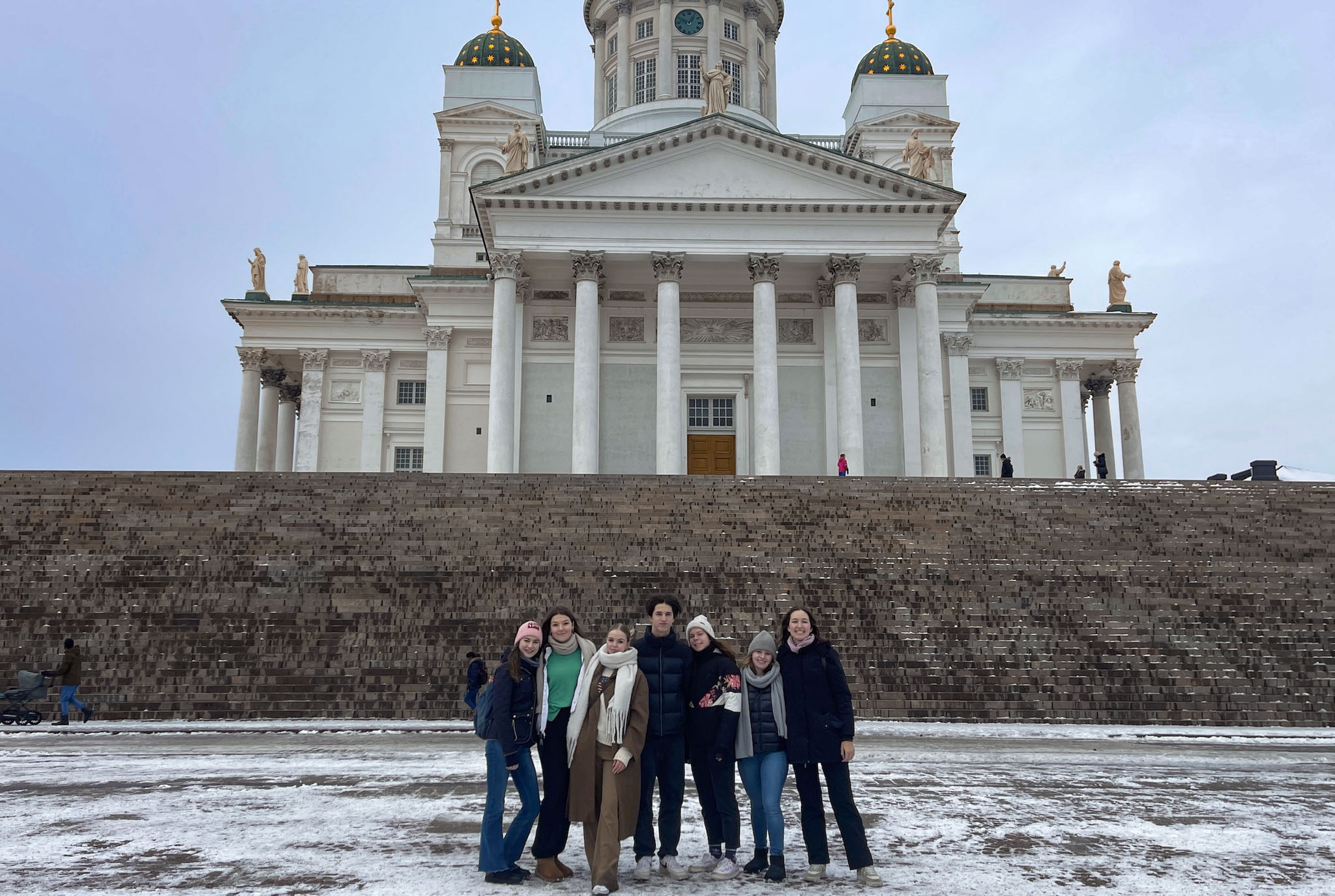 Projektgruppe Schulsysteme steht vor dem Dom zu Helsinki