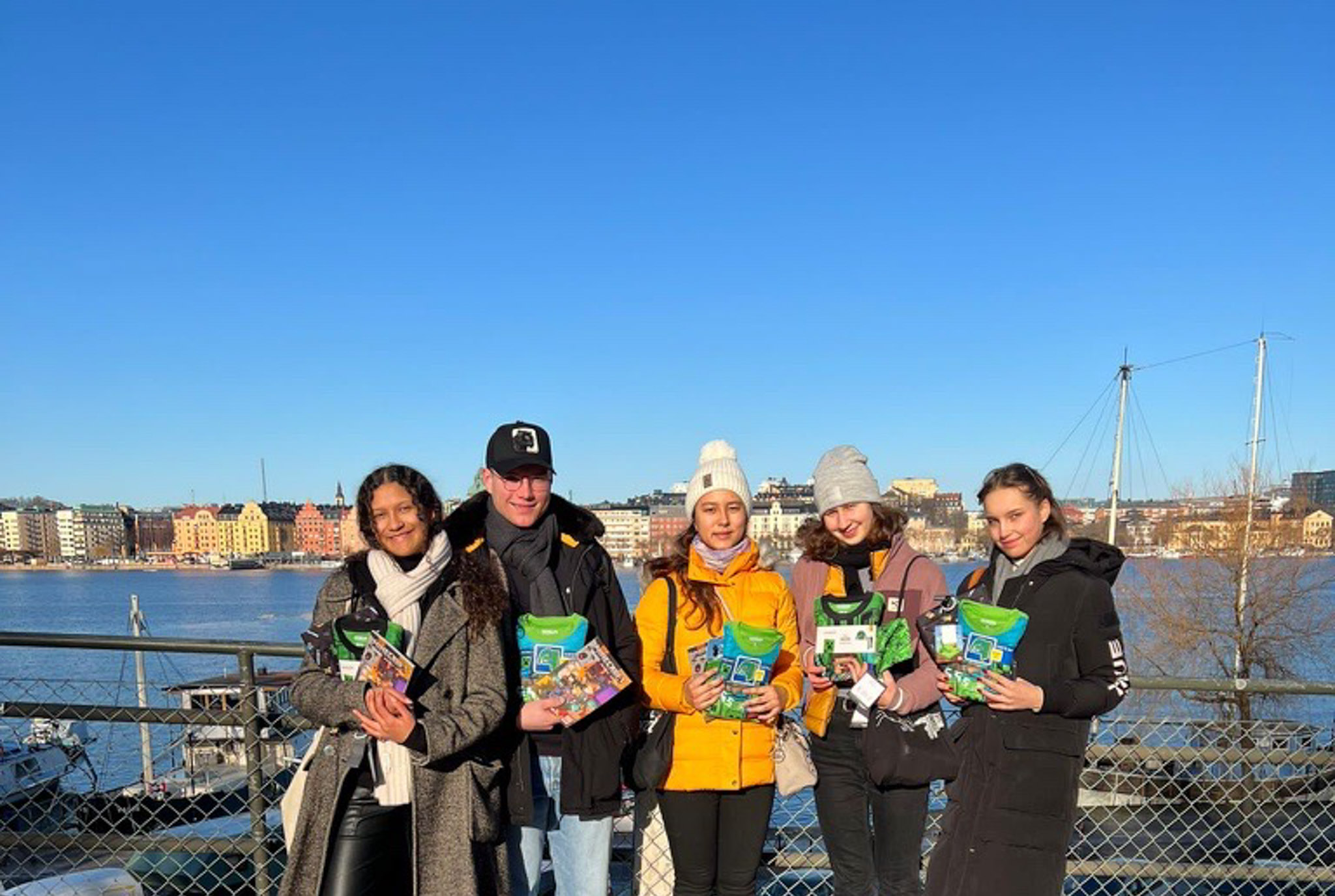 Projektgruppe Computer Games mit Minecraft Merch vor der Stockholmer Skyline