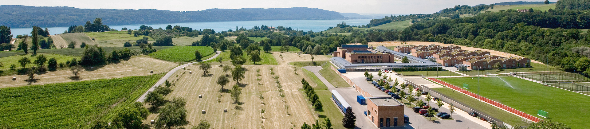 Breite Luftaufnahme des Campus Haerlen in Überlingen - Standort für das Orientierungsjahr - mit dem Bodensee im Hintergrund. 
