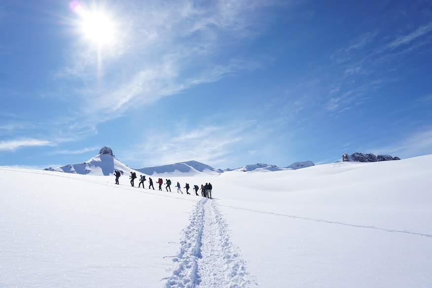Kollegiaten wandern auf der Outdoor Exkursion durch eine wunderschöne Schneelandschaft 