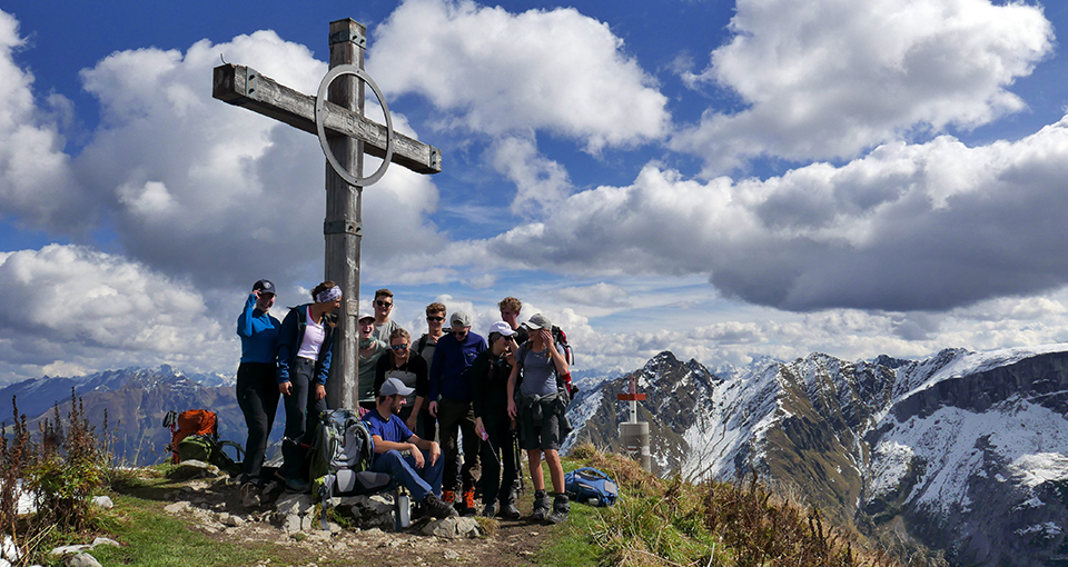 Gruppenfoto beim Gipfelkreuz im Rätikon 