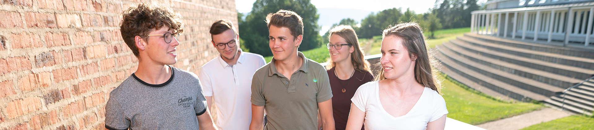 Gut gelaunte Kollegiaten des Orientierungsjahres auf dem Campus