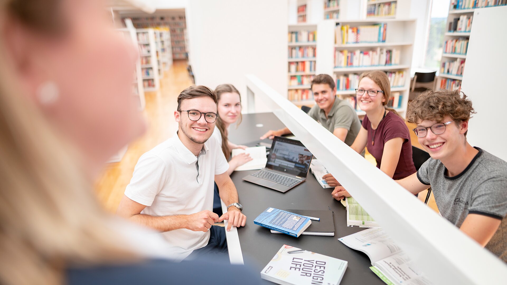 Claudia Groot im Gespräch mit Kollegiaten in der Bibliothek